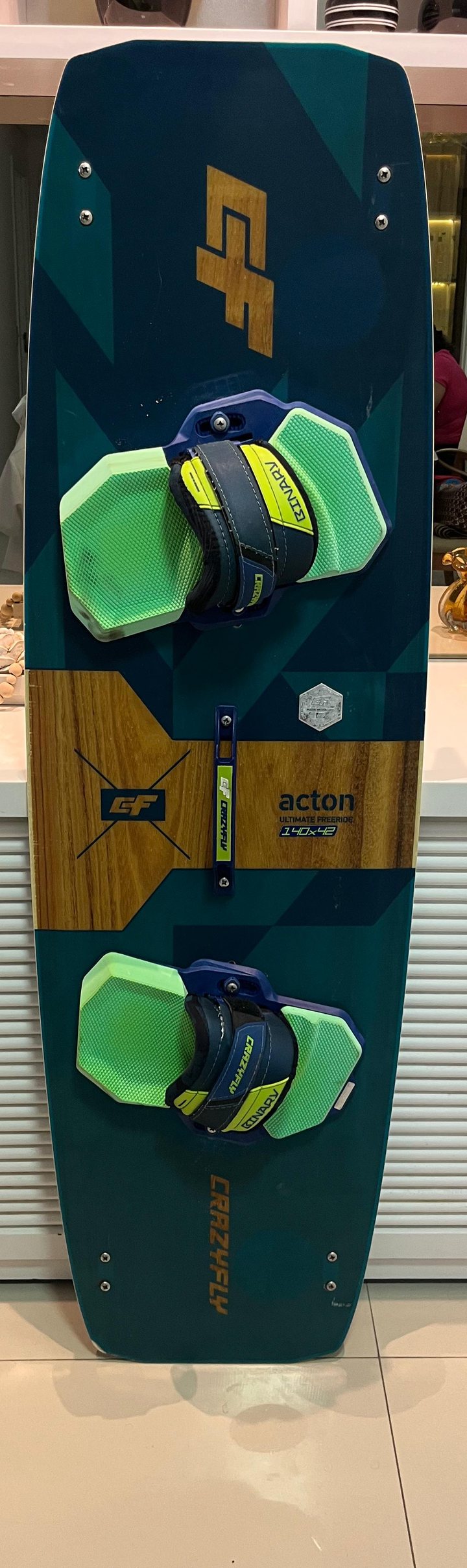 Prancha CrazyFly Acton 140x42, inteira, com straps e pads